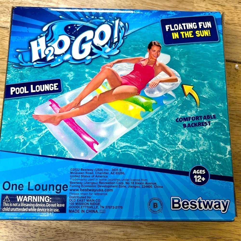 Large Pool Lounge
